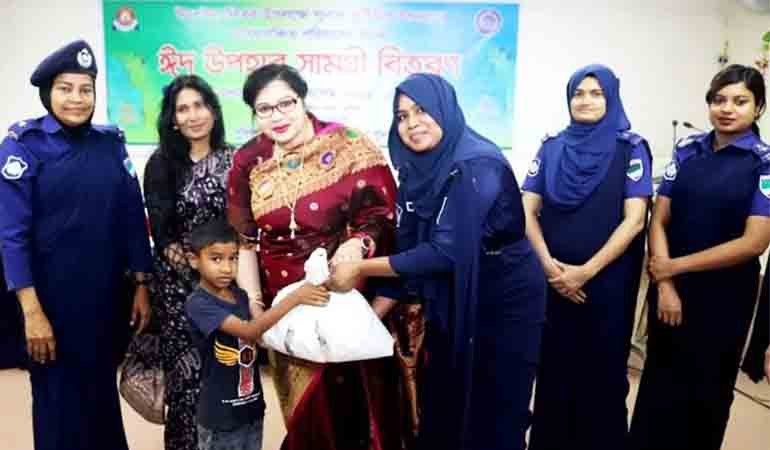 কুষ্টিয়ায় প্রতিবন্ধীদের মাঝে পুনাকের ঈদ উপহার বিতরণ