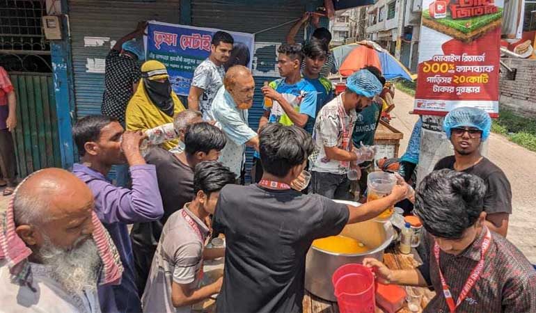 কুষ্টিয়া ব্লাড ডোনারস ক্লাবের বিনামূল্যে ক্যাপ ও শরবত বিতরণ