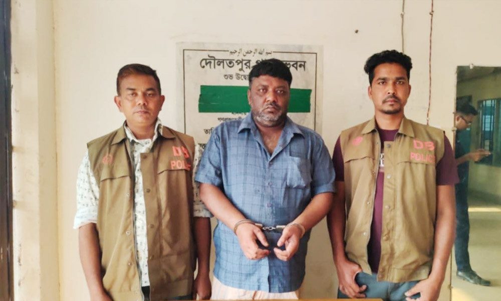 কুষ্টিয়ায় আগ্নেয়াস্ত্রসহ ইউপি চেয়ারম্যান আটক