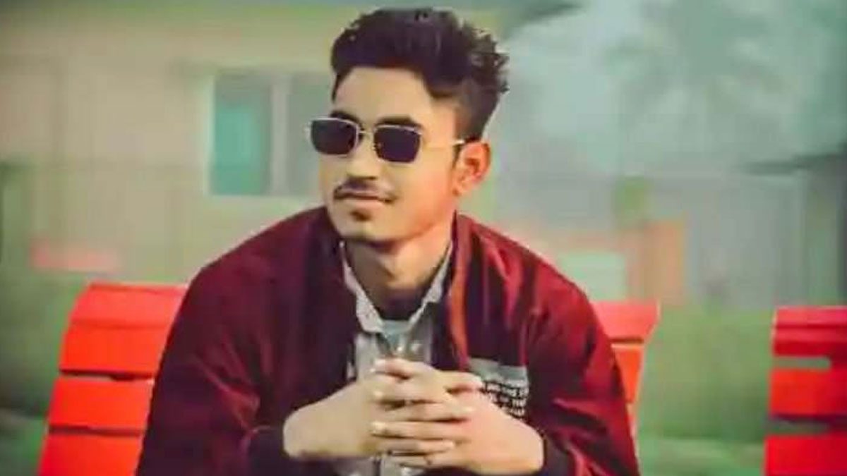 বন্ধুদের সঙ্গে নৌকায় নাচতে নাচতে নদীতে পড়ে যুবক নিখোঁজ