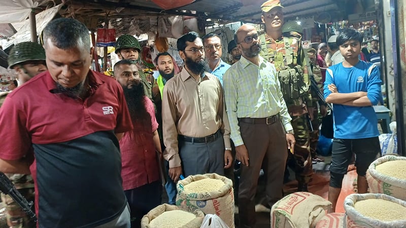 কুষ্টিয়ায় বাজার নিয়ন্ত্রণে টাস্কফোর্স কমিটির অভিযান