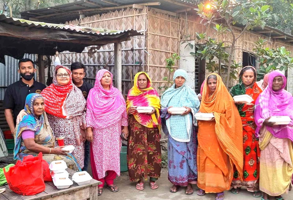 কুষ্টিয়ার বৃদ্ধাশ্রমে আঞ্জুম'স কিচেন'র ইফতার