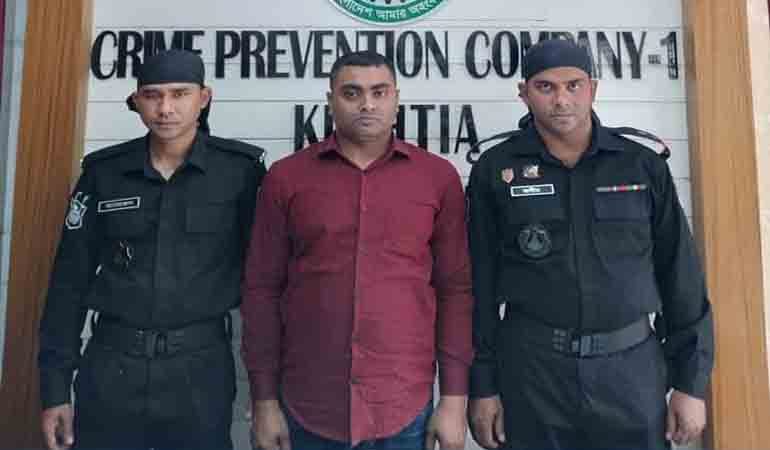 কুষ্টিয়ায় র‌্যাবের অভিযানে সেনা কর্মকর্তা পরিচয়ধারী  প্রতারক গ্রেফতার।