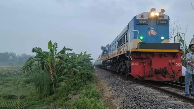 ট্রেনেরবগি লাইনচ্যুত: ঢাকার সঙ্গে উত্তরবঙ্গের রেল যোগাযোগ বন্ধ
