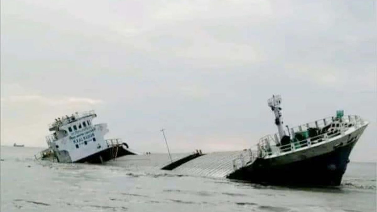 মেঘনায় ডুবল কয়লাবাহী জাহাজ