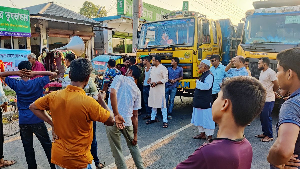 শেখ হাসিনা সেতুতে ট্রাক বন্ধ, প্রতিবাদে সড়ক অবরোধ