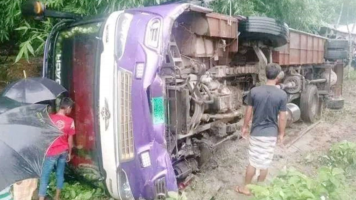 নিয়ন্ত্রণ হারিয়ে উল্টে গেল বাস, আহত ১০