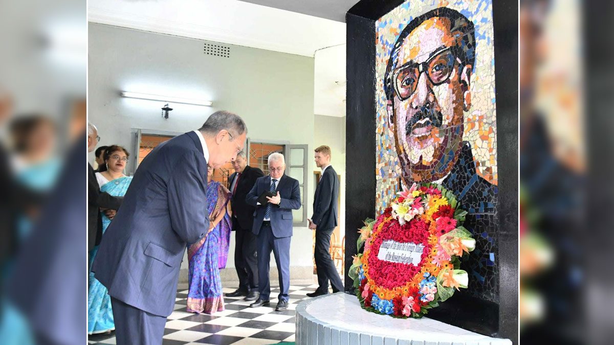 বঙ্গবন্ধুর প্রতিকৃতিতে রুশ পররাষ্ট্রমন্ত্রীর শ্রদ্ধা