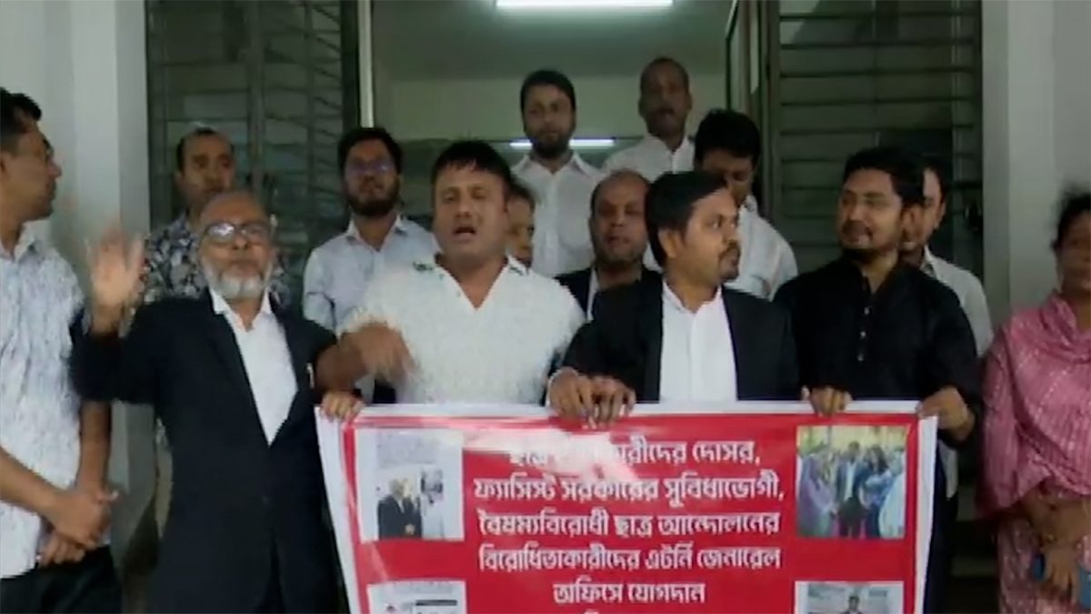 আ.লীগ সরকারের আমলে সুবিধাভোগীদের নিয়োগ বাতিলে আইনজীবীদের বিক্ষোভ