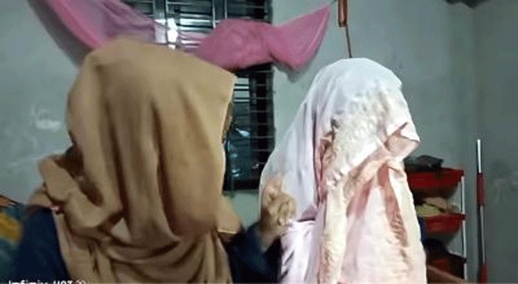 ফেসবুকে প্রেম, বিয়ের দাবিতে মেয়ের বাড়িতে মেয়ের অনশন!