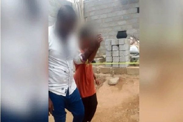 স্বামী ও তার প্রেমিকাকে ন্যাড়া করে গ্রাম ঘোরালেন স্ত্রী