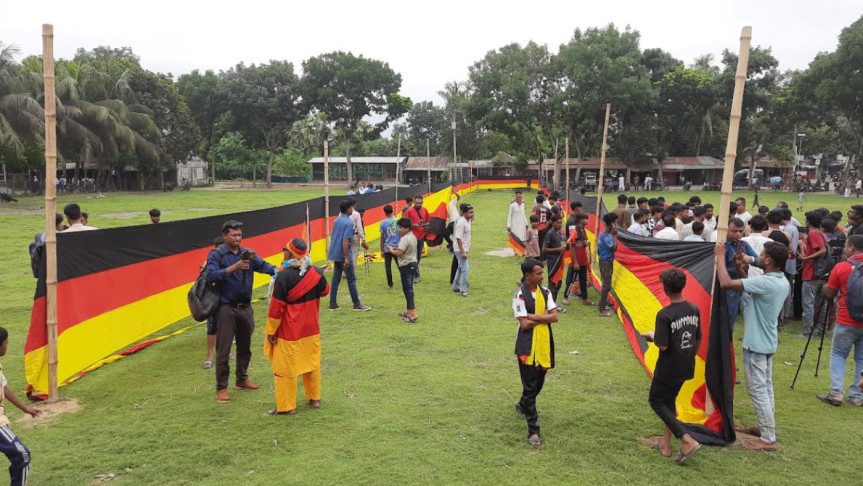 ৩০ শতক জমি বিক্রি করে সাড়ে ৭ কিমি. দীর্ঘ জার্মান পতাকা বানালেন আমজাদ