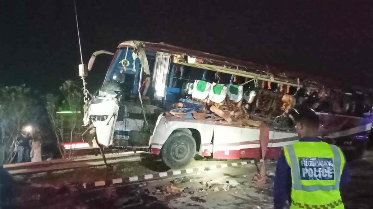 বঙ্গবন্ধু এক্সপ্রেসওয়েতে বাস-ট্রাক সংঘর্ষে নারী ও শিশুসহ নিহত ৩