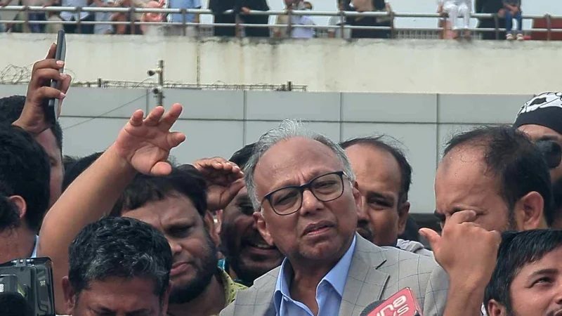 দেশে ফিরেছেন আমার দেশ সম্পাদক মাহমুদুর রহমান