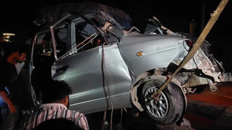 ট্রাক-মাইক্রোবাসের মুখোমুখি সংঘর্ষে শিশুসহ নিহত ৪