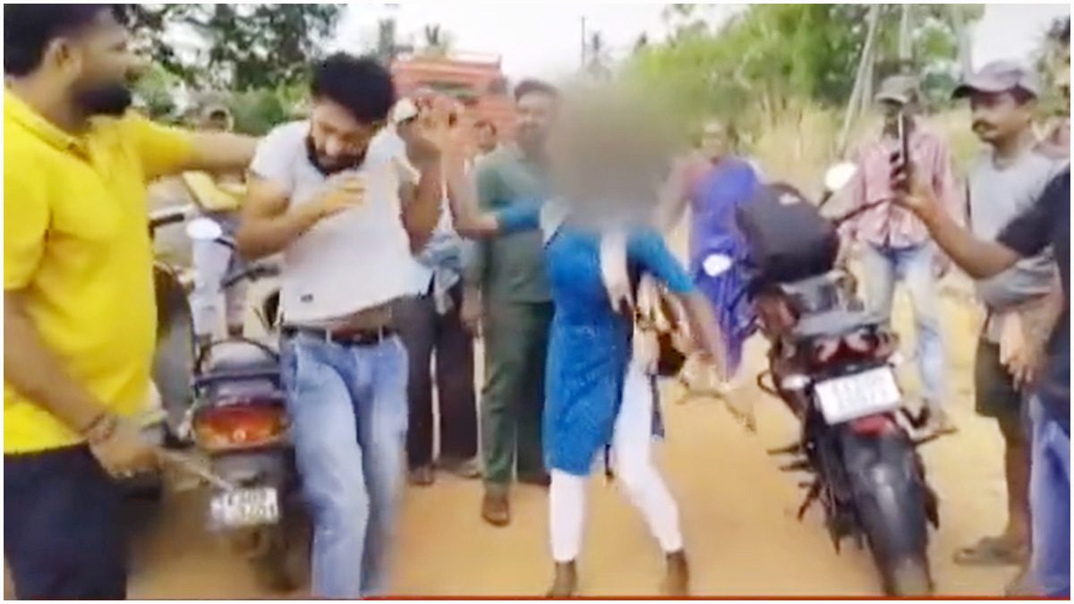 রাস্তায় কলেজছাত্রীকে উত্ত্যক্ত করায় যুবককে জুতাপেটা (ভিডিও)