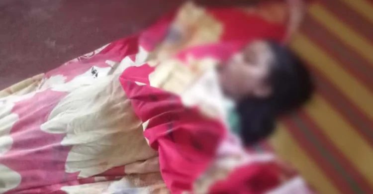 মাকে তালাক দেওয়ায় বাবার উপর অভিমান করে মেয়ের আত্মহত্যা