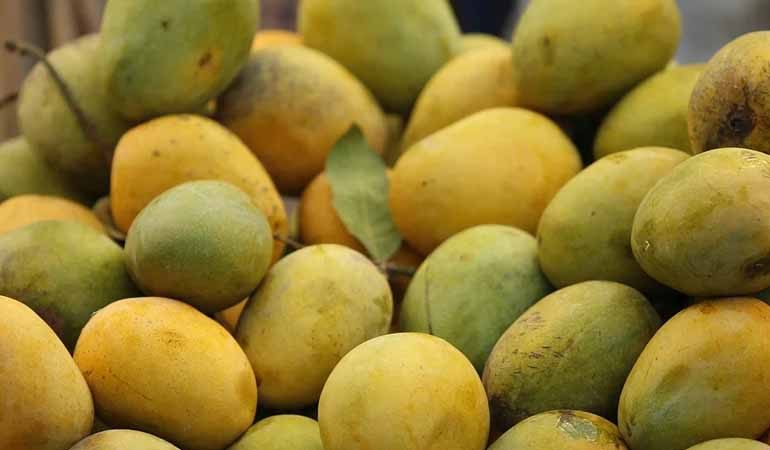 বাজারে পাকা ও মিষ্টি আম চেনার ৩ উপায়