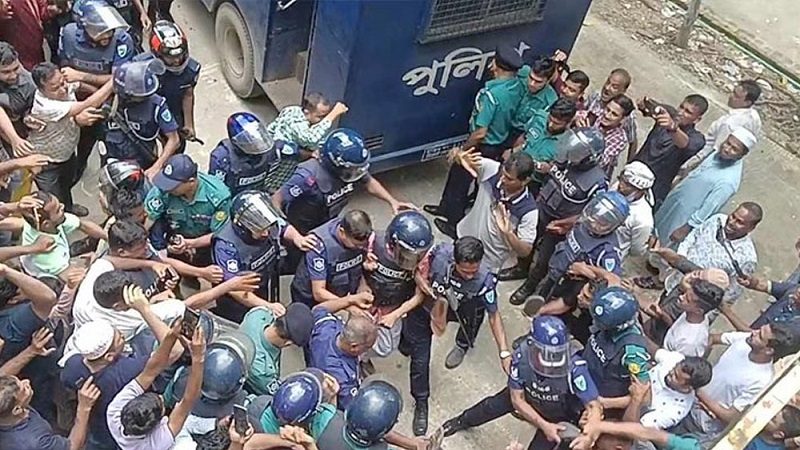সাবেক বিচারপতি মানিককে ডিম-জুতা নিক্ষেপ