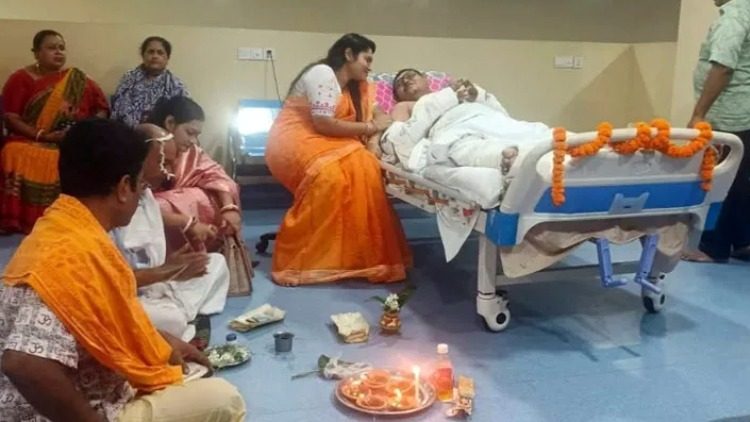 ভাঙা হাত-পা নিয়ে হাসপাতালেই বিয়ে