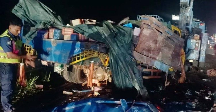 ঢাকা-মাওয়া এক্সপ্রেসওয়েতে বাস-ট্রাক সংঘর্ষ, নিহত ৪