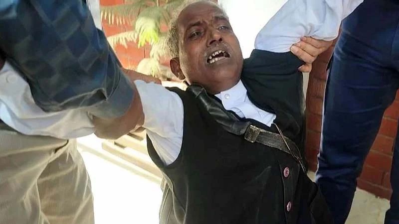 প্রার্থিতা ফেরত চেয়ে কান্না করতে করতে মেঝেতে গড়াগড়ি প্রার্থীর