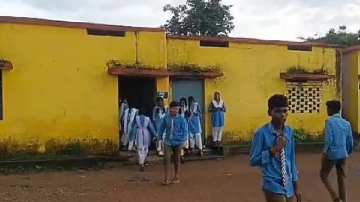 ভারতের স্কুলে জন্মদিন পালনের নামে ছাত্রীদের বিয়ার পান!