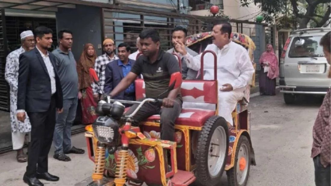 প্রটোকল ছাড়াই রিকশায় ঘুরছেন ভূমিমন্ত্রী