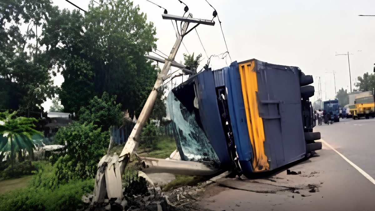 সোনারগাঁয়ে চলন্ত কাভার্ডভ্যান খাদে, নিহত চালক