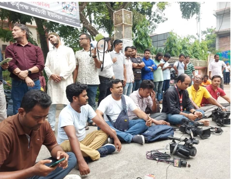 লাইভ চলাকালে দুই সাংবাদিককে মারধর, ক্যামেরা ভাংচুর