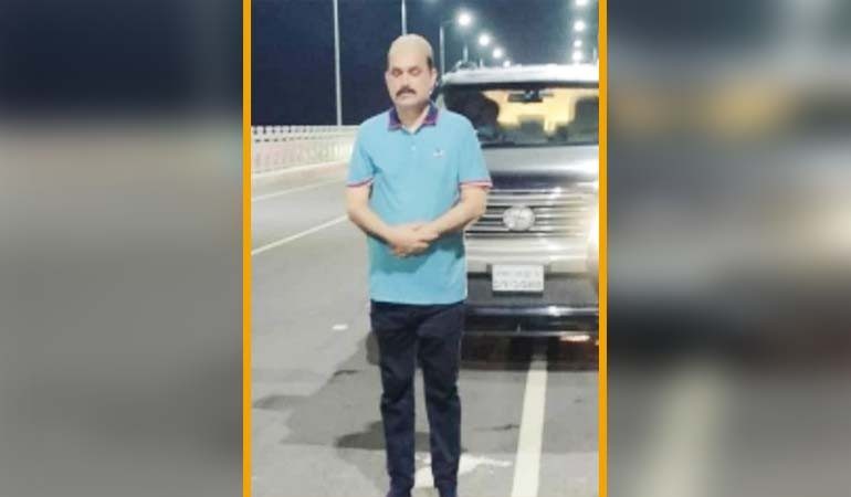 সেতুতে গাড়ি থামিয়ে নামাজ পড়লেন আ.লীগ নেতা