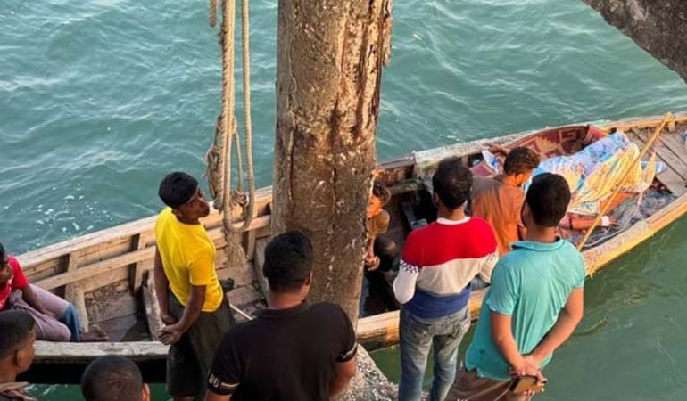 নৌকায় চেপে বাংলাদেশে গুলিবিদ্ধ নারীসহ ৫ রোহিঙ্গা