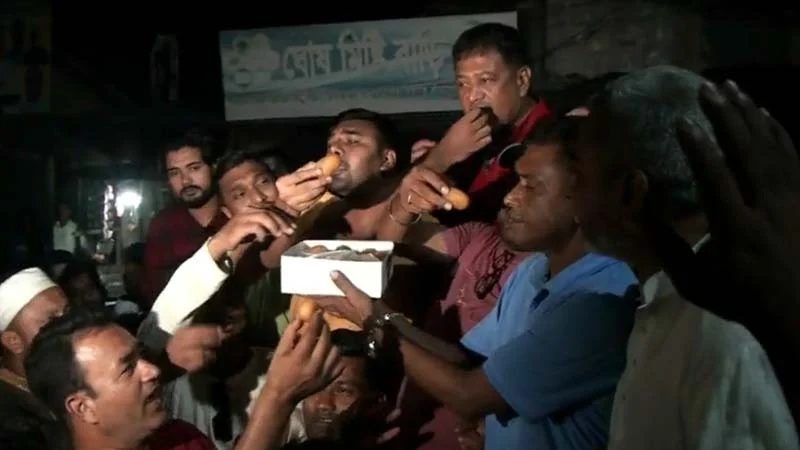 ছাত্রলীগকে নিষিদ্ধের খবরে নাটোরে আনন্দ মিছিল ও মিষ্টি বিতরণ