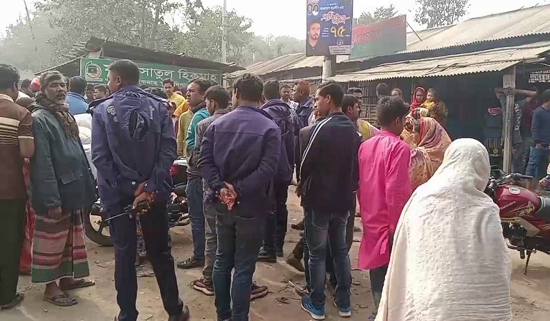 মোটরসাইকেল থেকে পড়ে ট্রাকচাপায় নারী নিহত