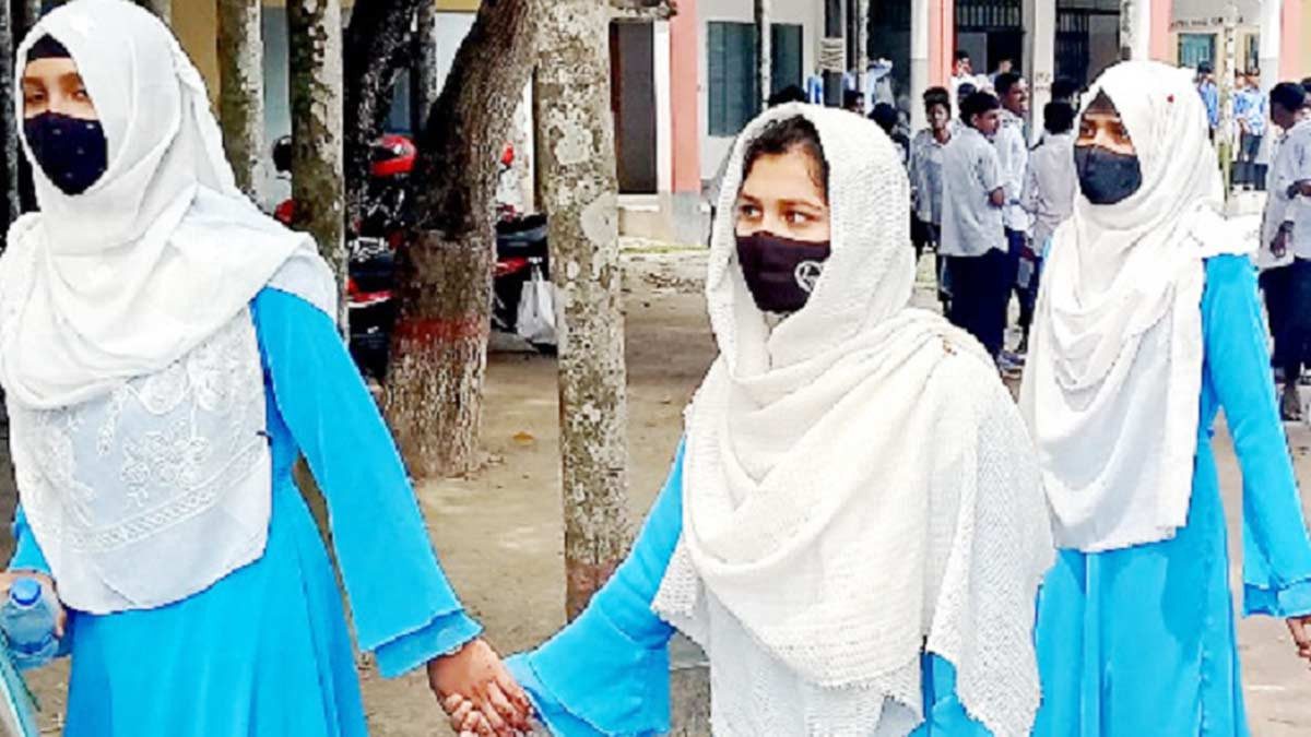 এক হাতে বার বার চোখ মুছে অন্য হাতে লিখেছে লাবিবা