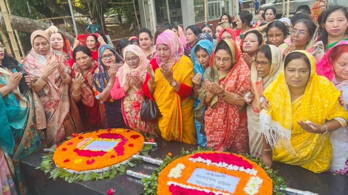 বঙ্গবন্ধুর প্রতিকৃতিতে মহিলা আ.লীগের পূর্ণাঙ্গ কমিটির শ্রদ্ধা
