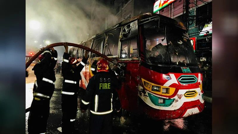 গুলিস্তান পাতাল মার্কেটের সামনে বাসে আগুন