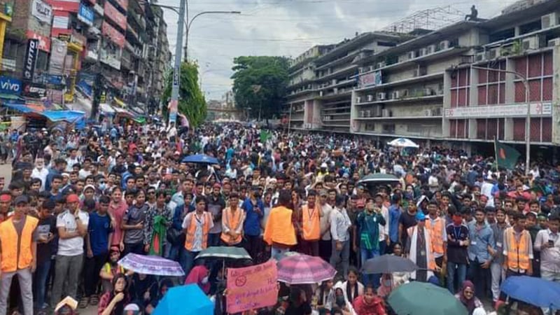 নিউমার্কেট চত্বর ‘ব্লক করে’ বৈষম্যবিরোধী আন্দোলনকারীদের অবস্থান