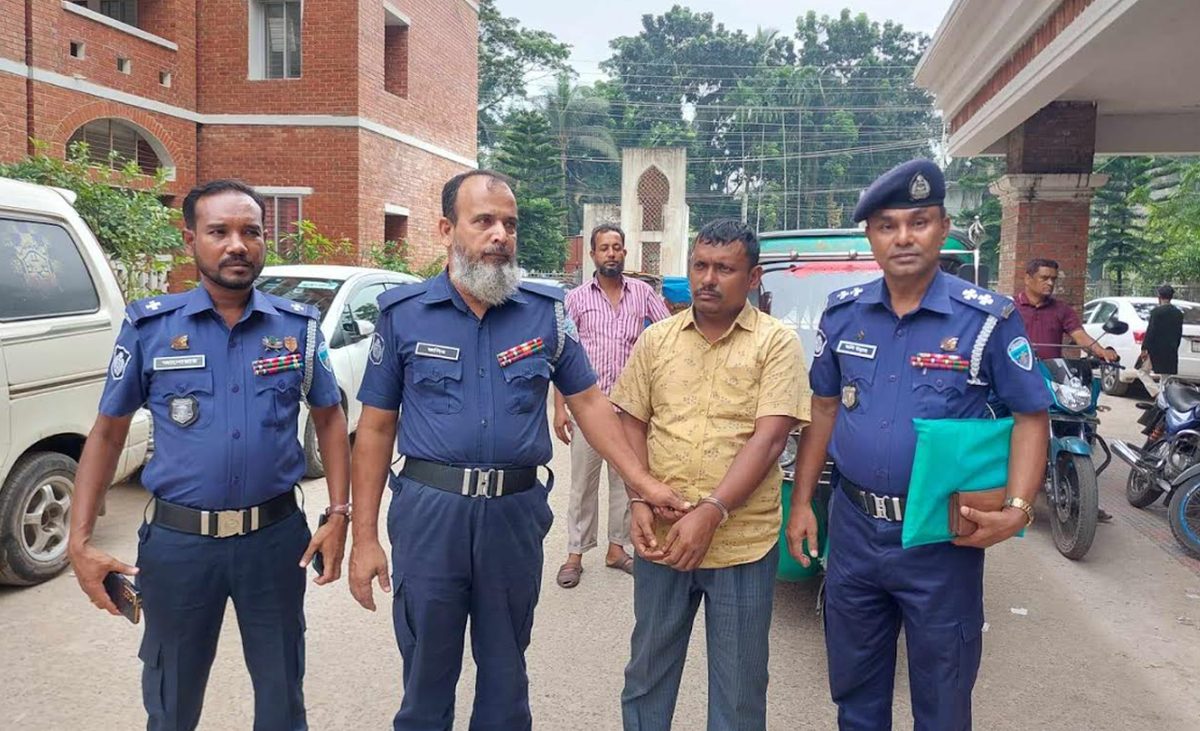 বীমার টাকা জমা দিতে গিয়ে কর্মীর হাতে নারী গ্রাহক খুন