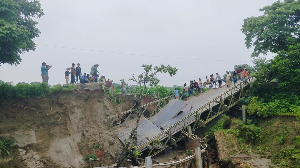 ভারী বর্ষণে ভেঙে পড়ল বেইলি ব্রিজ,দুর্ভোগে ১৪ গ্রামের মানুষ