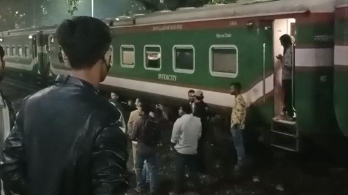 লালমনি এক্সপ্রেস ট্রেনের ইঞ্জিন বিকল,দুই ঘণ্টা পর চলাচল স্বাভাবিক