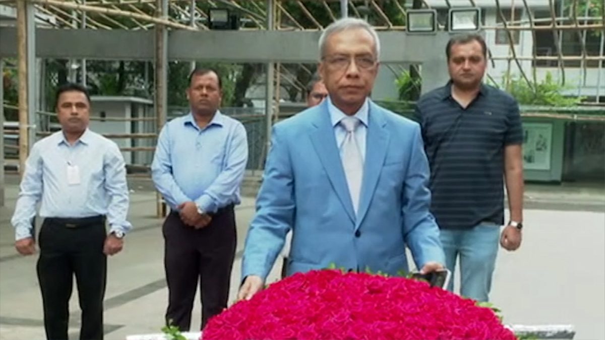 বঙ্গবন্ধু'র প্রতিকৃতিতে প্রধানমন্ত্রীর নবনিযুক্ত প্রেস সচিবের শ্রদ্ধা