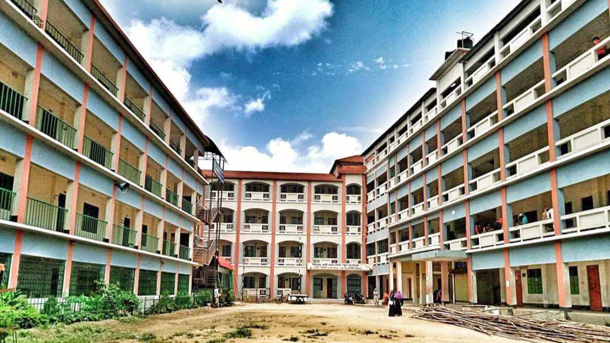 পরীক্ষা চলাকালীন ছাত্রীর ওপর ছিঁড়ে পড়ল সিলিং ফ্যান