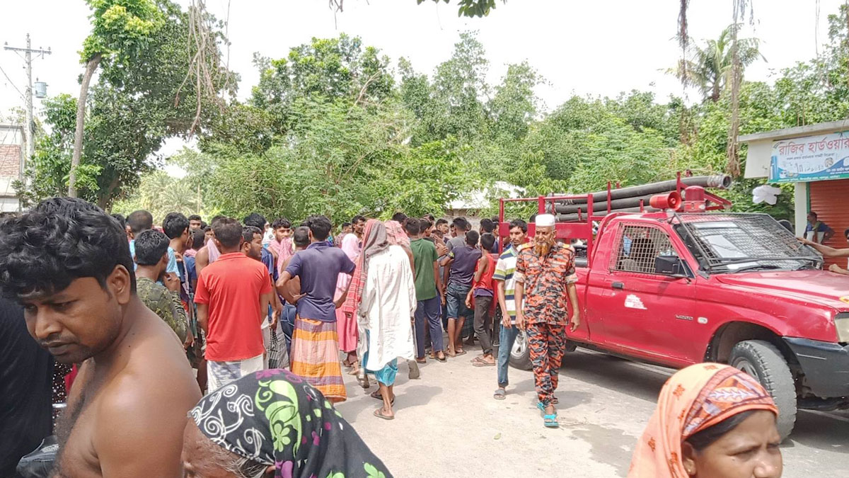 মাটিবোঝাই ট্রলির ধাক্কায় প্রাণ গেল দুই নারীর