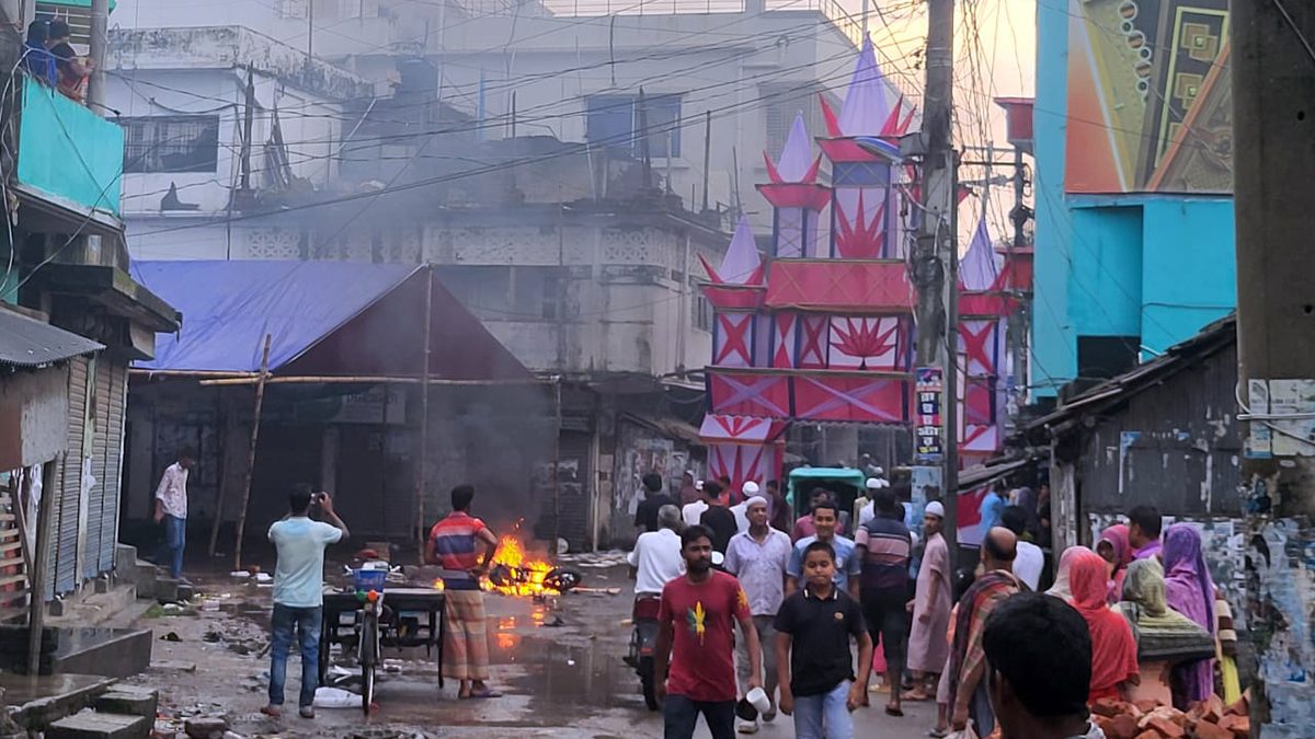 প্রতিমন্ত্রী পলকের বাড়ি ভাঙচুর, জিনিসপত্র নিয়ে গেছে জনতা