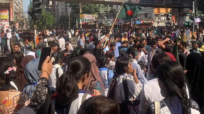 নীলক্ষেতে পুলিশের সঙ্গে আন্দোলনকারীদের সংঘর্ষ চলছে