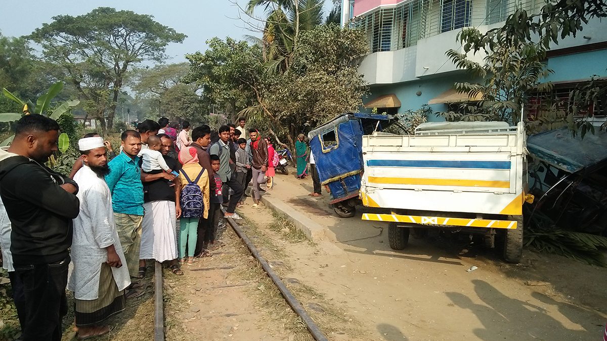 ট্রেন-পিকআপ-অটোরিকশার ত্রিমুখি সংঘর্ষে আহত ৪