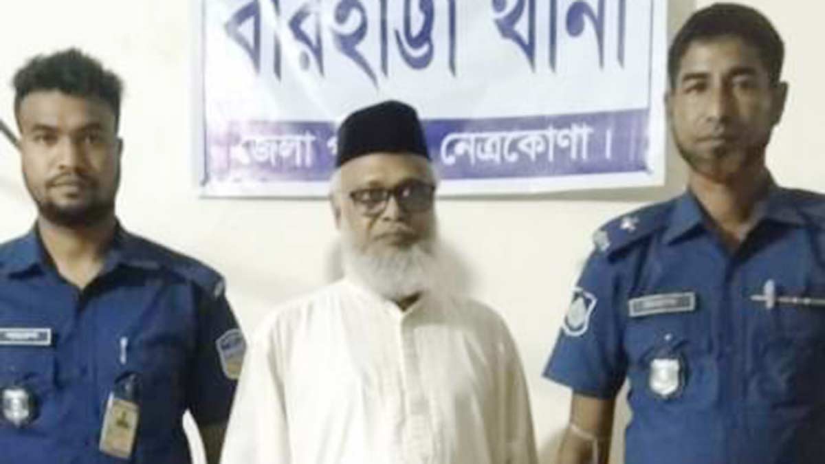 সাজাপ্রাপ্ত পলাতক আসামি ধরতে জানাজায় অংশ নিলো পুলিশ!