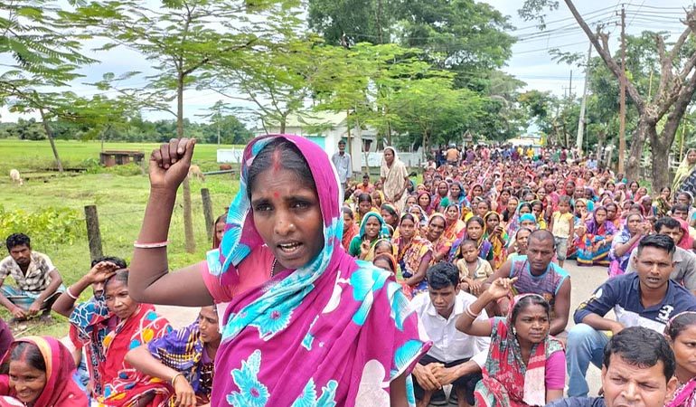 চা শ্রমিকদের সড়ক অবরোধ, কাজে না ফেরার ঘোষণা
