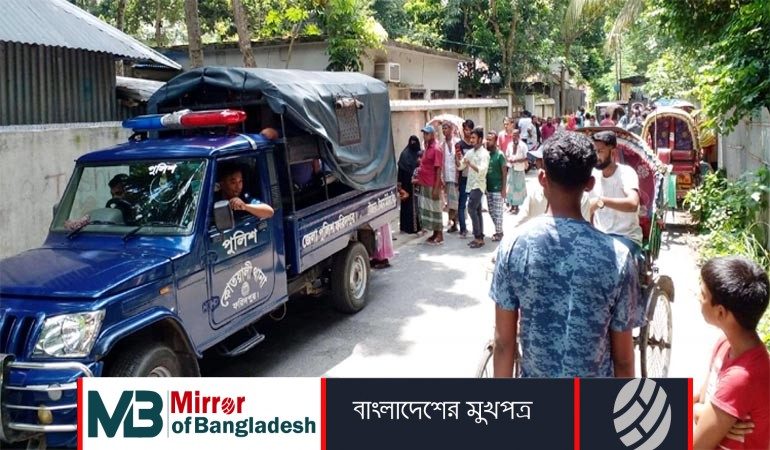 স্ত্রীকে হাতুড়ি দিয়ে পিটিয়ে হত্যা করে লাশ নিয়ে বসেছিলেন স্বামী